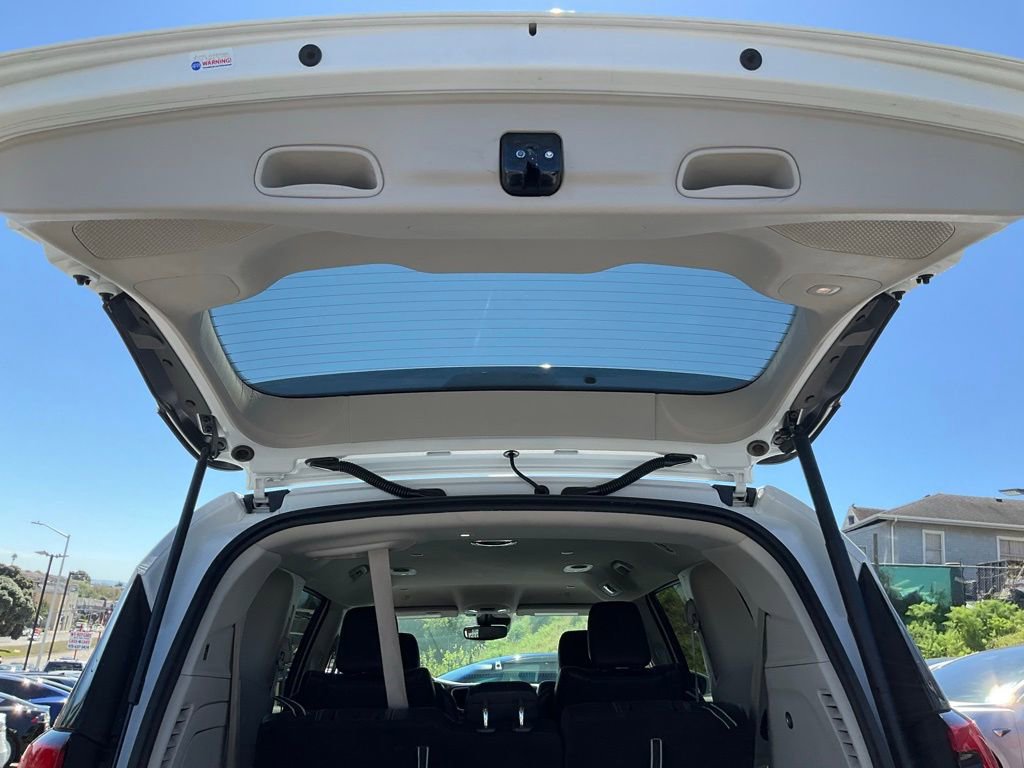 Used 2022 Chrysler Pacifica Touring-L w/ Uconnect Theater Family Group image 10