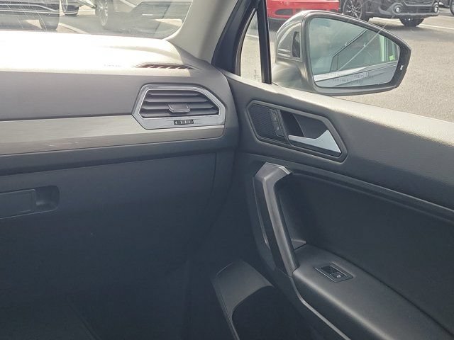 Used 2021 Volkswagen Tiguan SE w/ Panoramic Sunroof Package FWD image 4