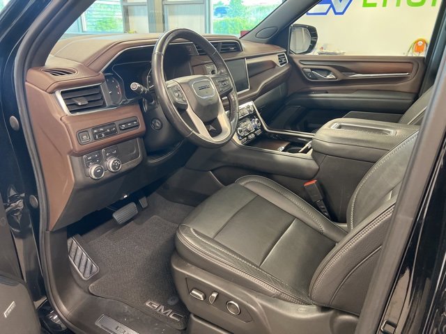 Used 2021 GMC Yukon XL Denali w/ Denali Premium Package image 25