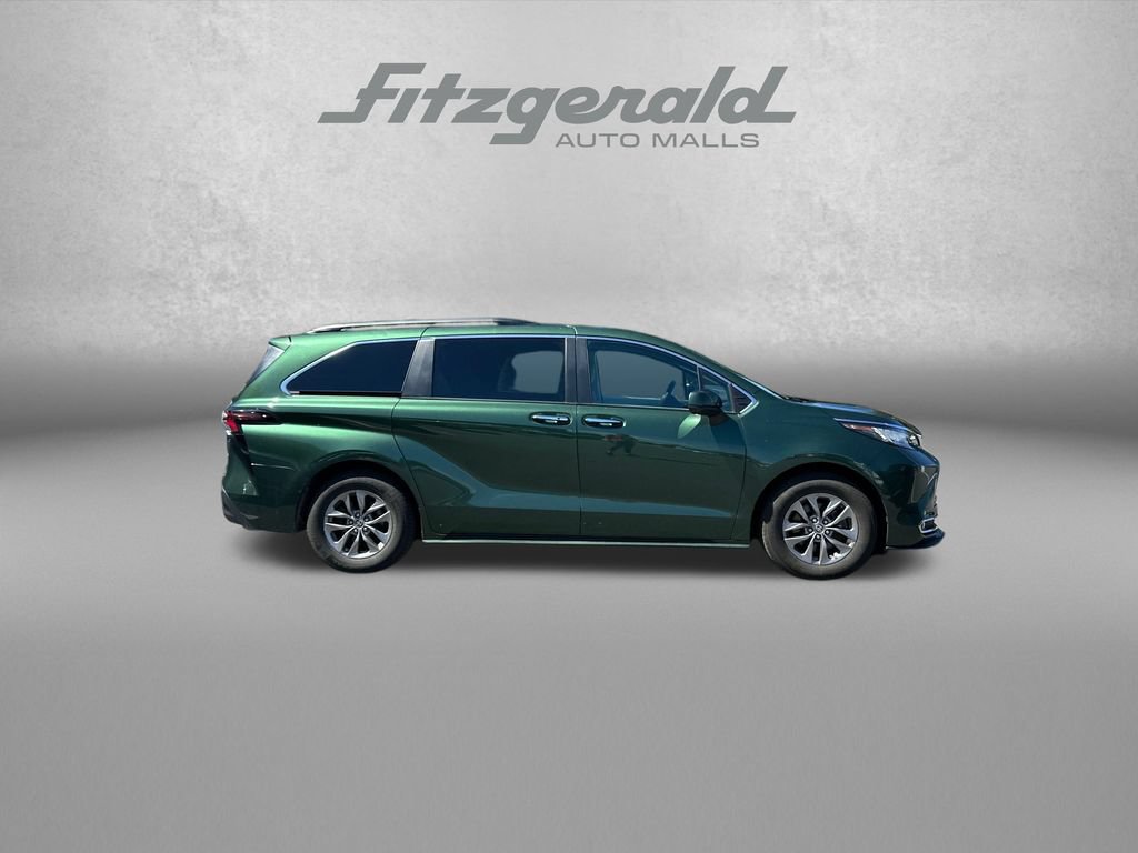 Used 2023 Toyota Sienna XLE AWD/4WD image 9