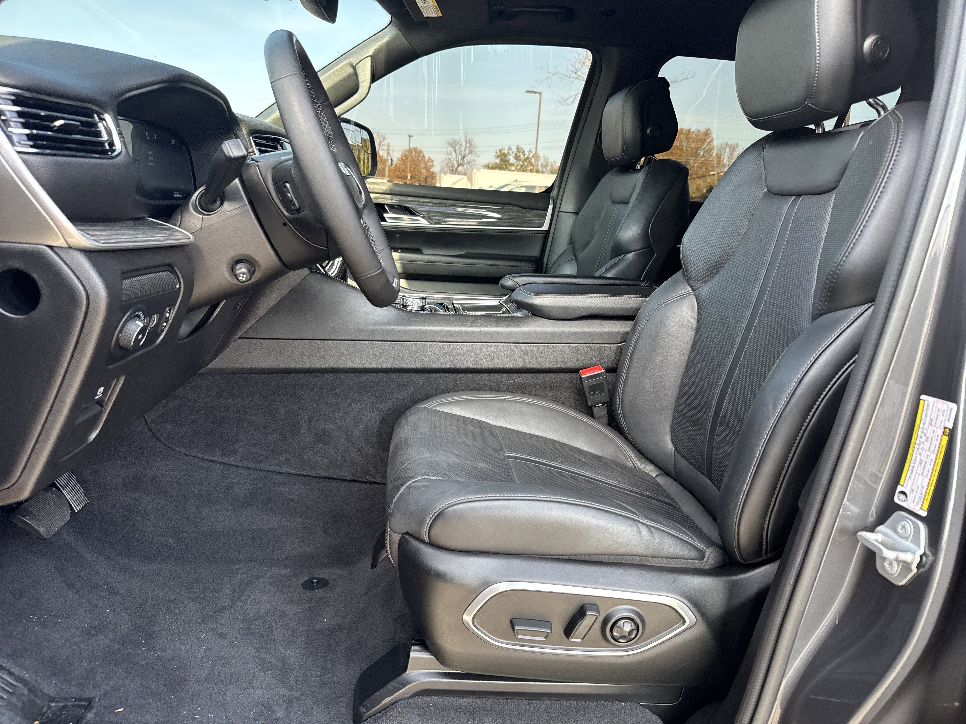 Used 2022 Jeep Wagoneer Series III w/ Premium Group I image 17