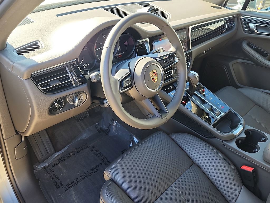 Certified 2025 Porsche Macan image 4