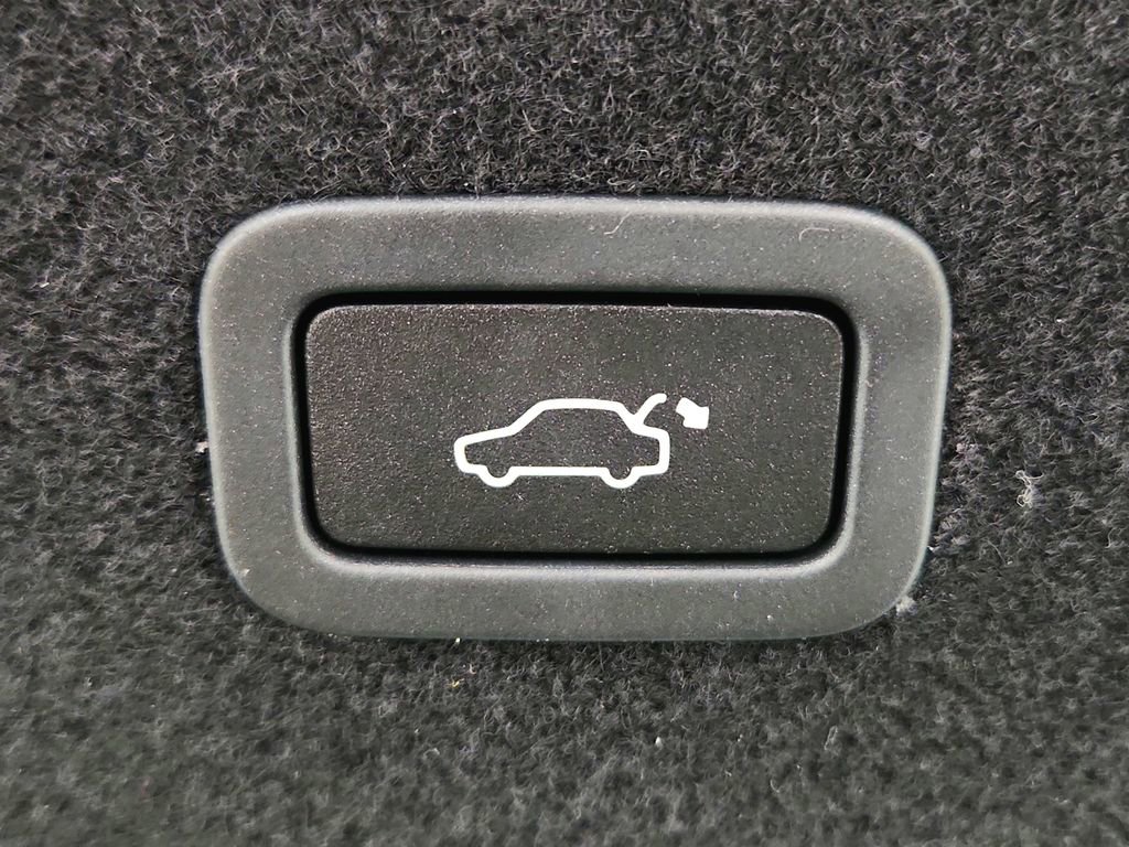 Used 2017 Jaguar XF R-Sport image 38