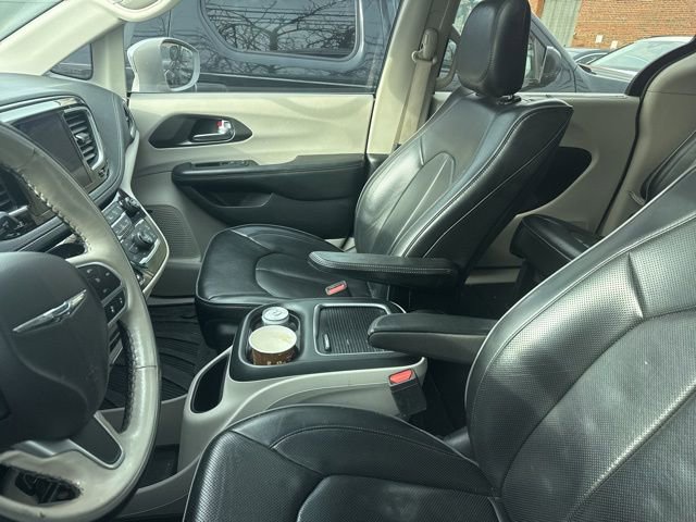 Used 2019 Chrysler Pacifica Limited w/ Tire & Wheel Group image 6