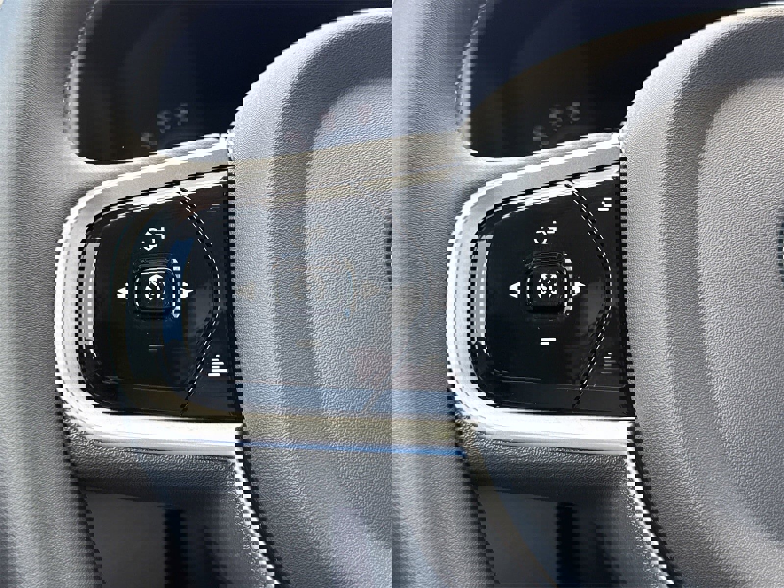 New 2025 Volvo XC90 T8 Plus w/ Protection Package Premier image 23