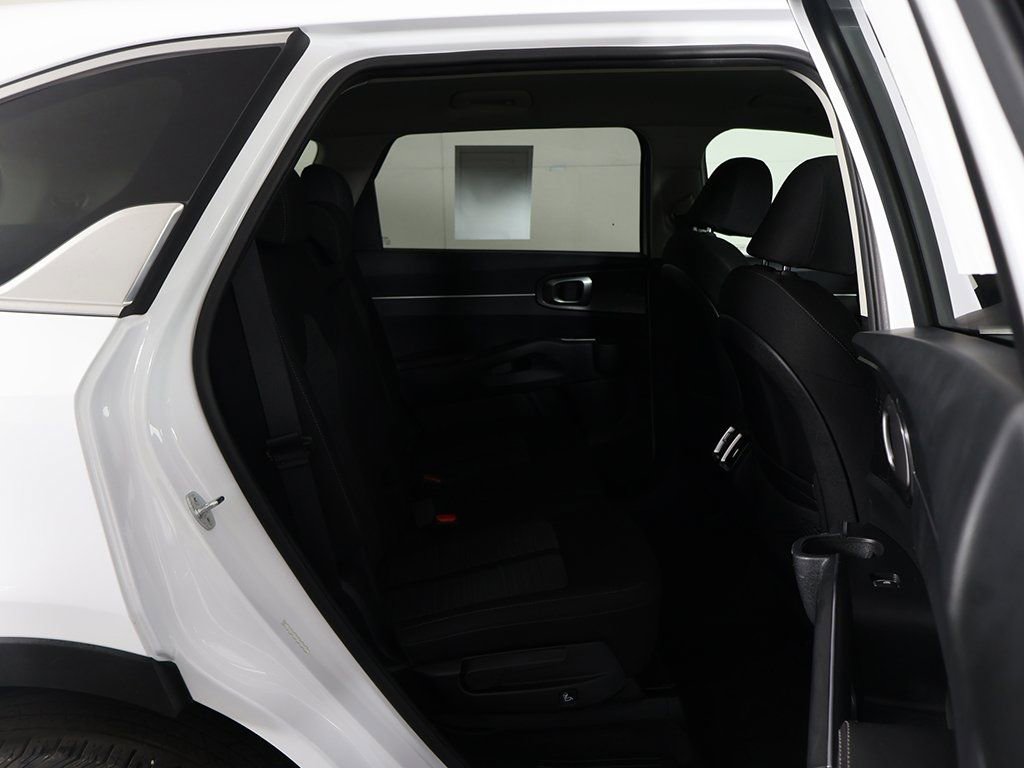 Used 2023 Kia Sorento LX image 29