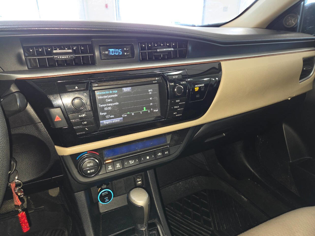 Used 2015 Toyota Corolla LE FWD image 30