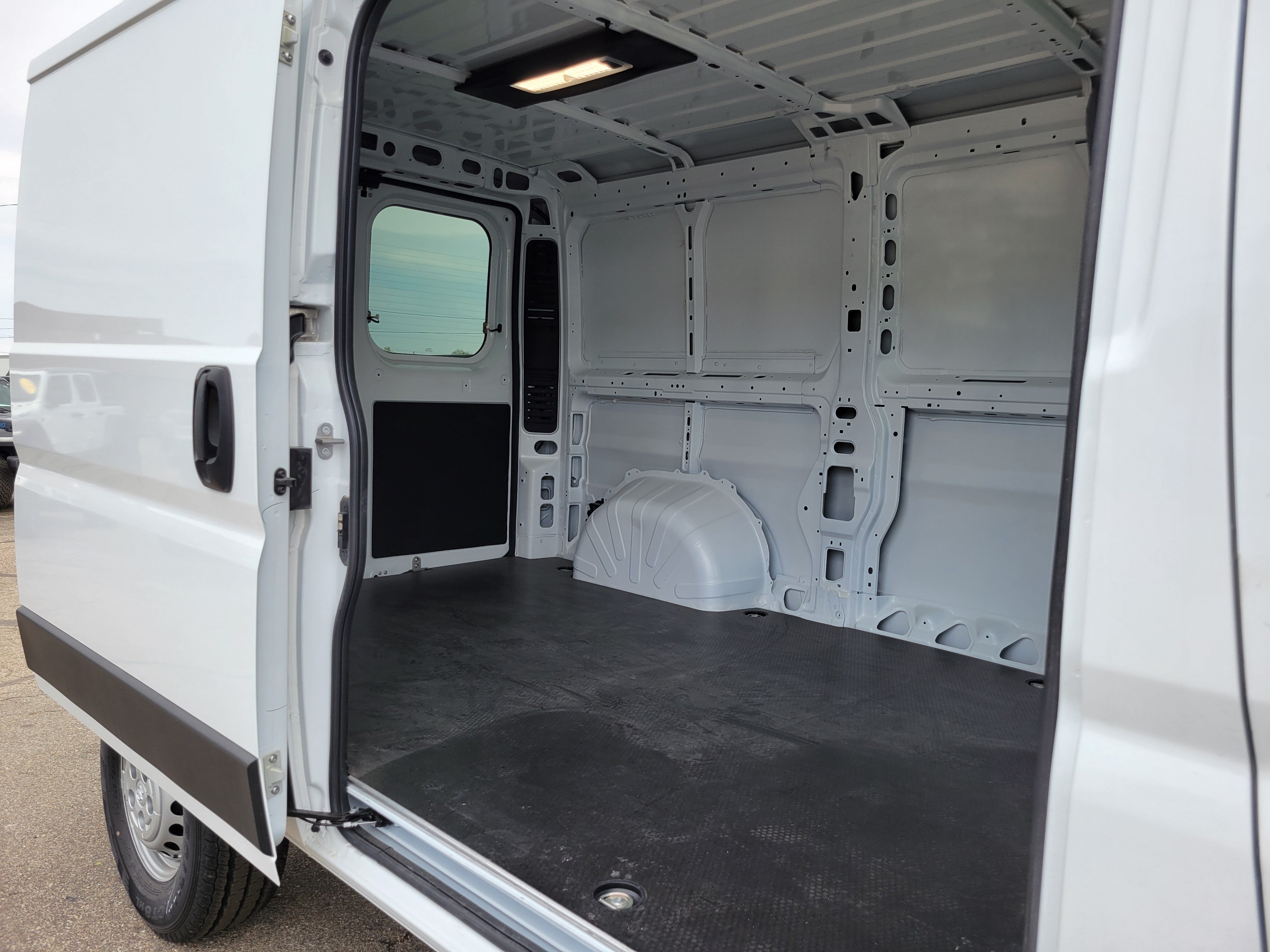 Used 2025 RAM ProMaster 1500 w/ Convenience Group FWD image 16