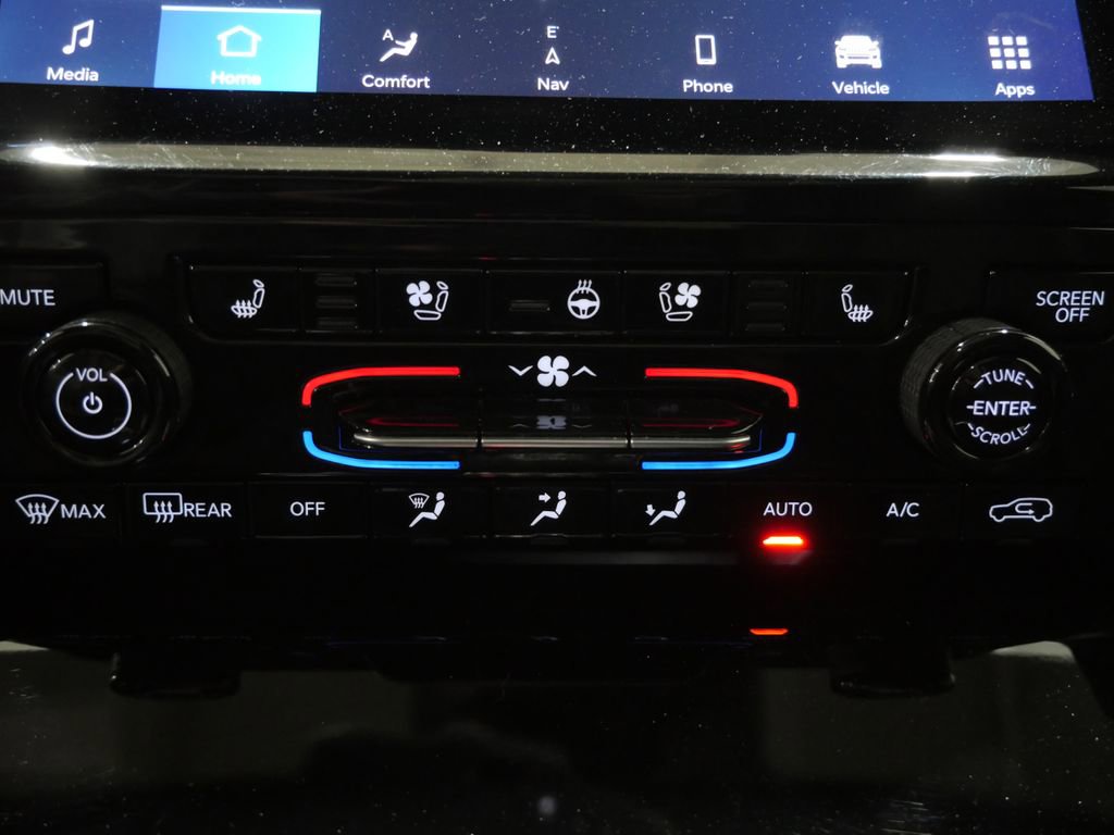 Used 2024 Jeep Grand Cherokee Limited w/ Luxury Tech Group II image 20