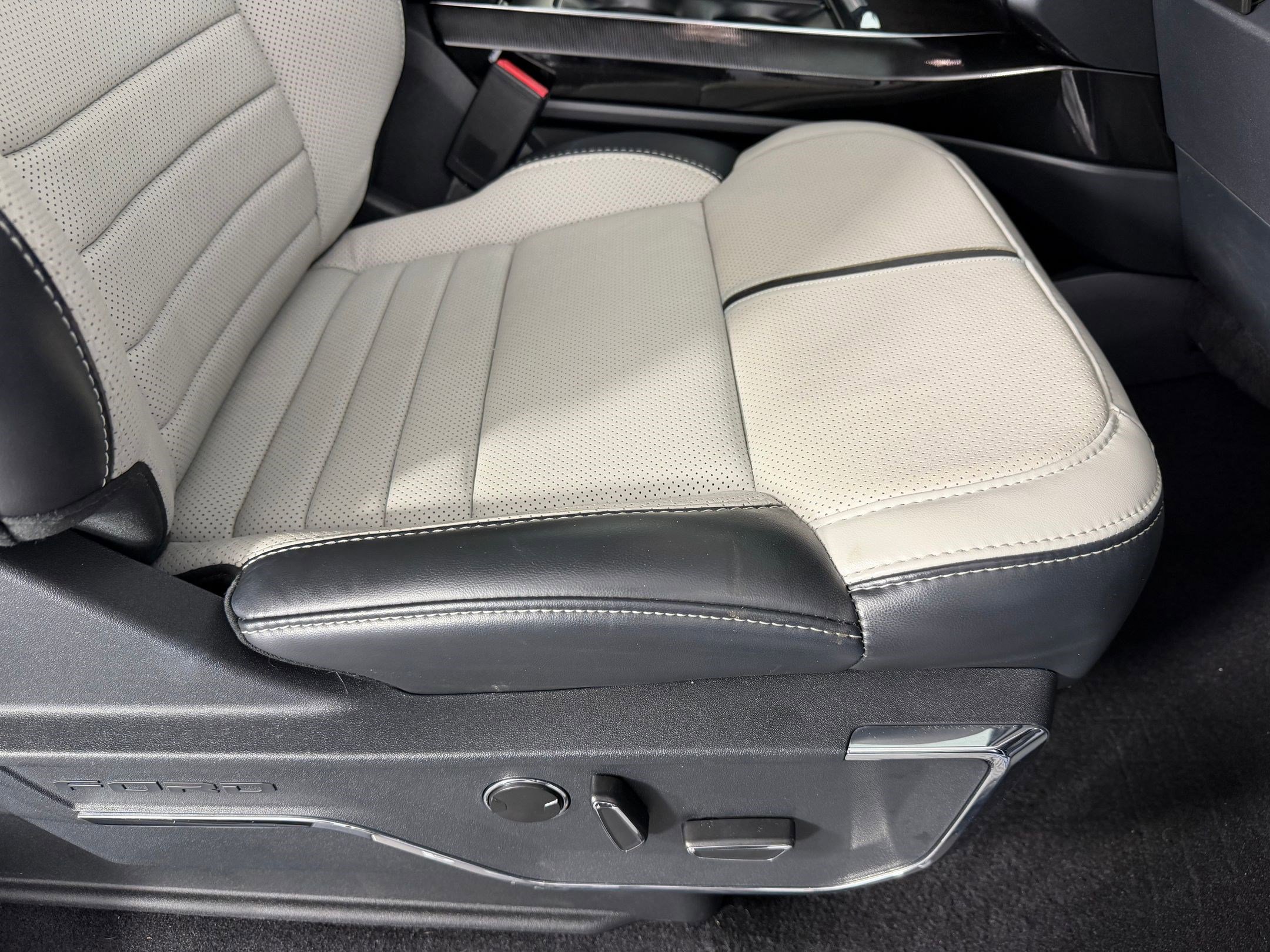 Used 2023 Ford F150 Lightning Platinum image 34