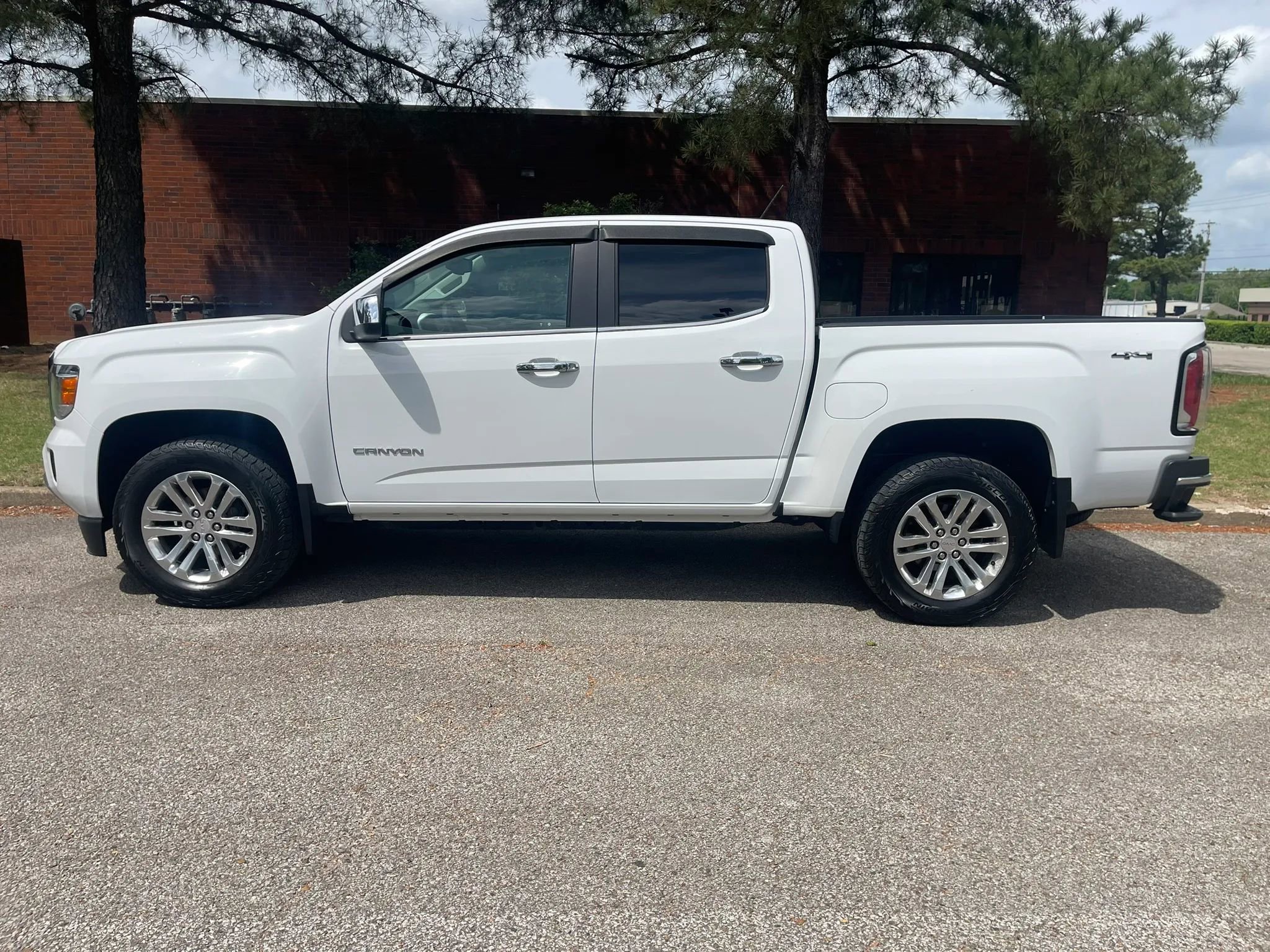 Used 2018 GMC Canyon SLT w/ Driver Alert Package image 2