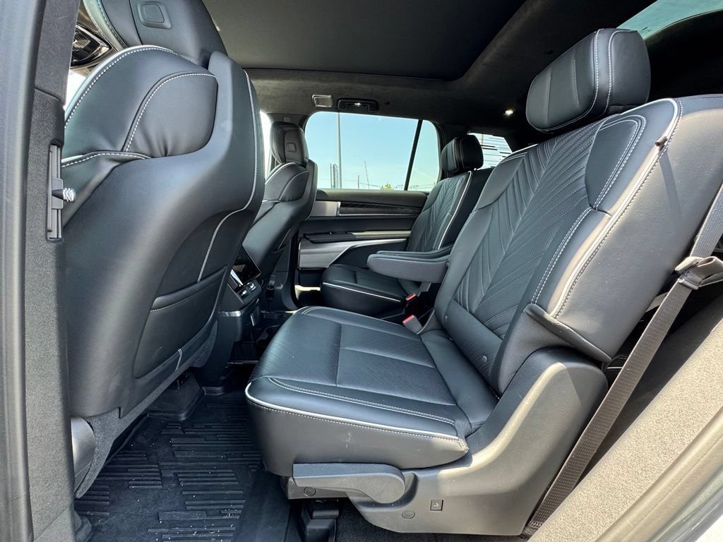 Used 2026 Cadillac Vistiq Platinum w/ LPO, Floor Liner Package AWD/4WD image 32