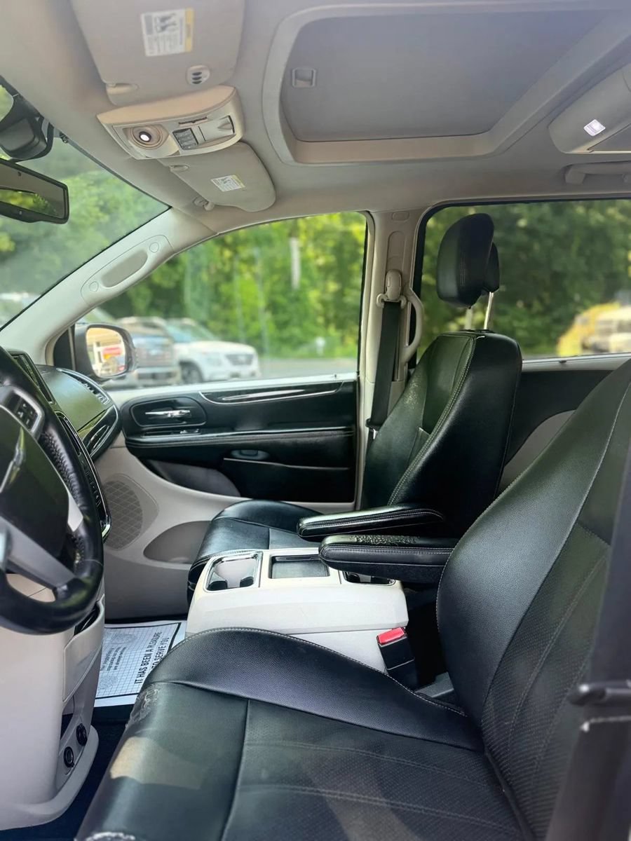 Used 2014 Chrysler Town & Country Touring-L w/ Driver Convenience Group FWD image 14