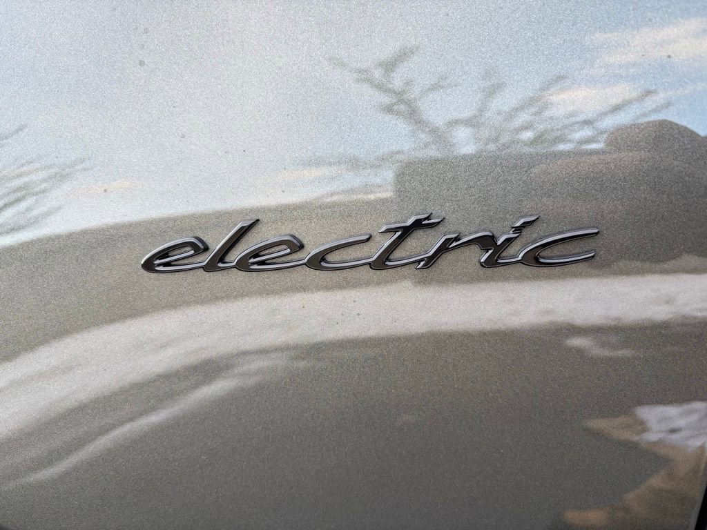 New 2025 Porsche Macan 4 Electric image 13