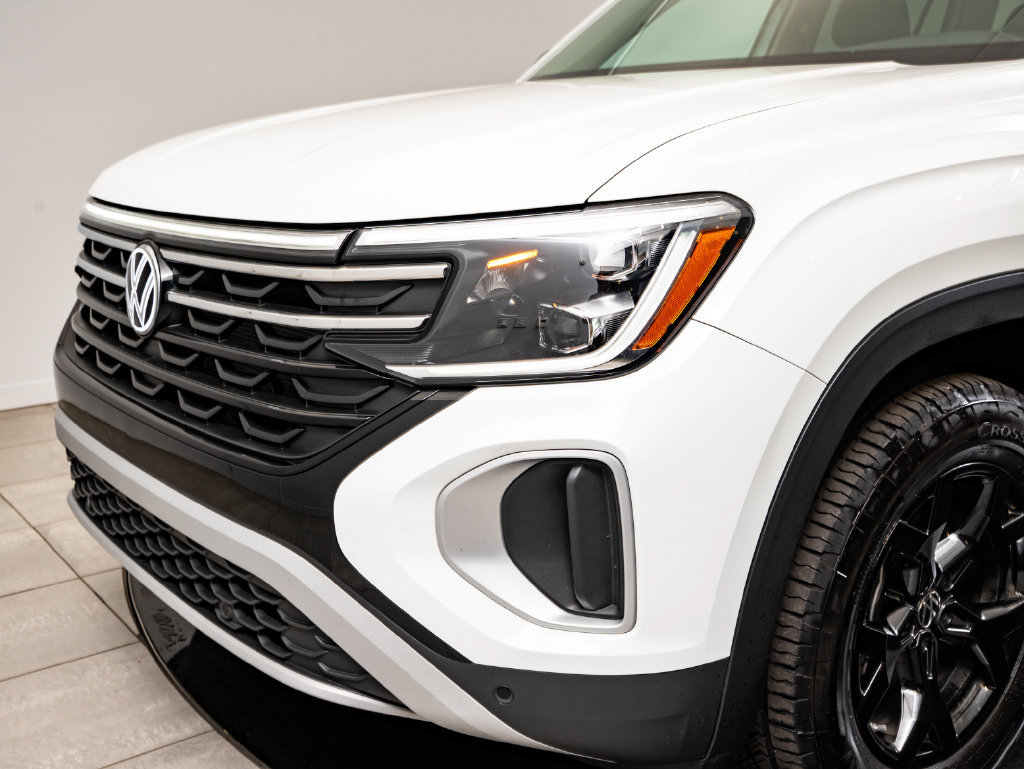 Used 2025 Volkswagen Atlas Peak Edition SE AWD/4WD image 3