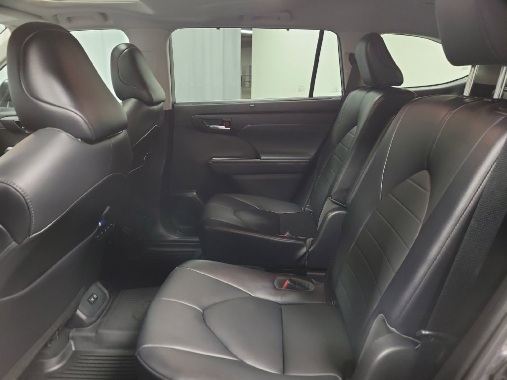 Used 2021 Toyota Highlander XLE AWD/4WD image 31