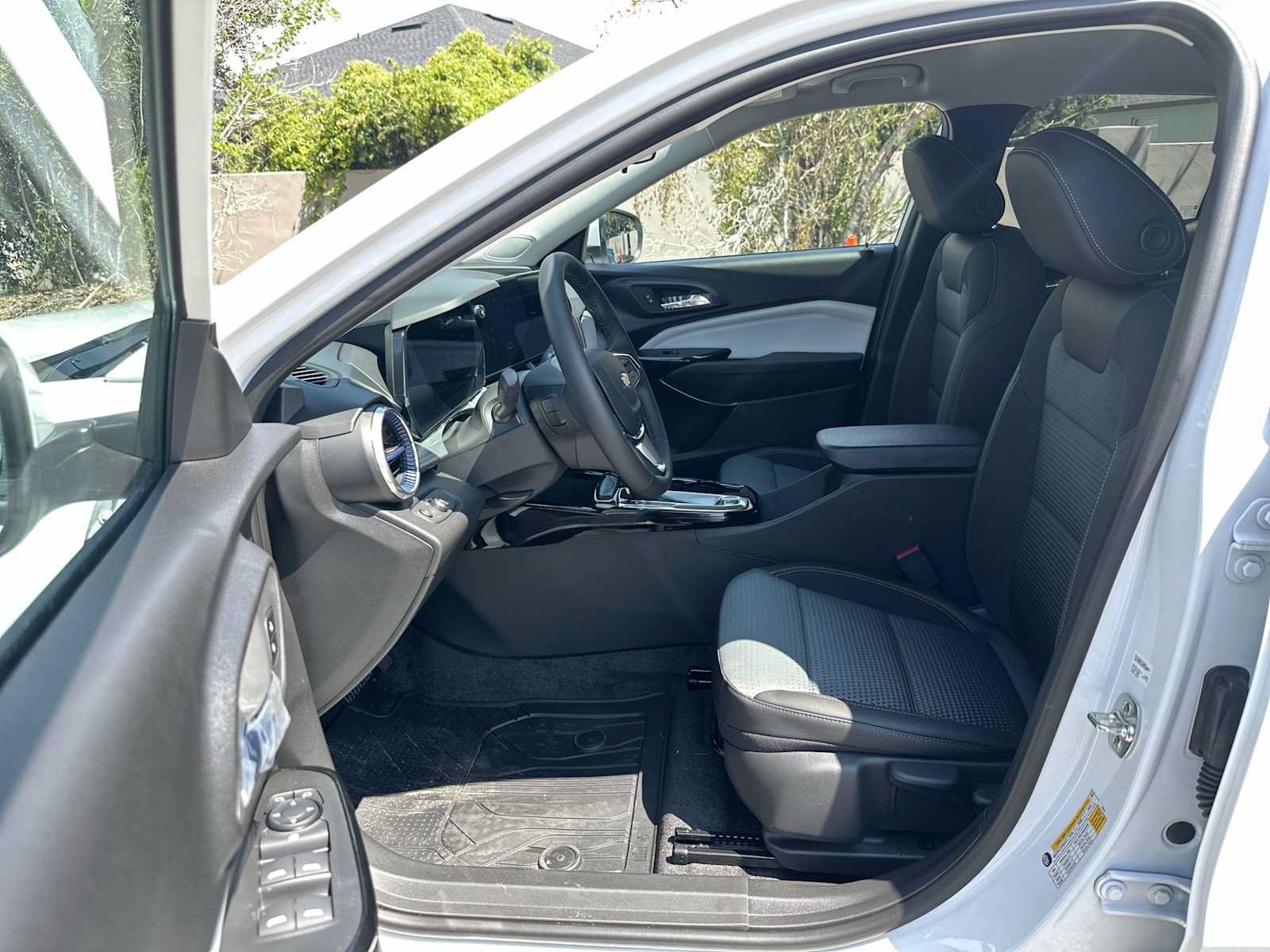 New 2026 Chevrolet Trax LT w/ Driver Confidence Package FWD image 2