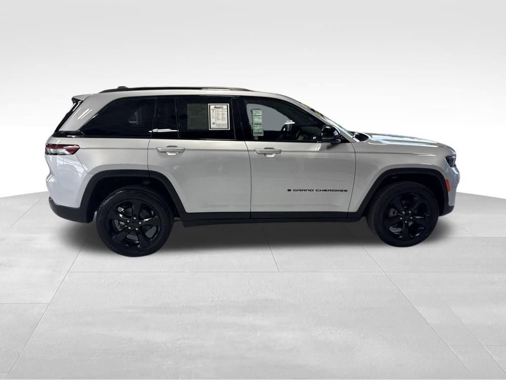 Used 2025 Jeep Grand Cherokee Altitude AWD/4WD image 7