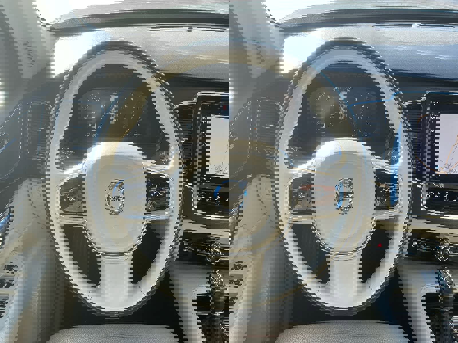 Used 2018 Volvo XC90 T6 Momentum w/ Convenience Package image 9