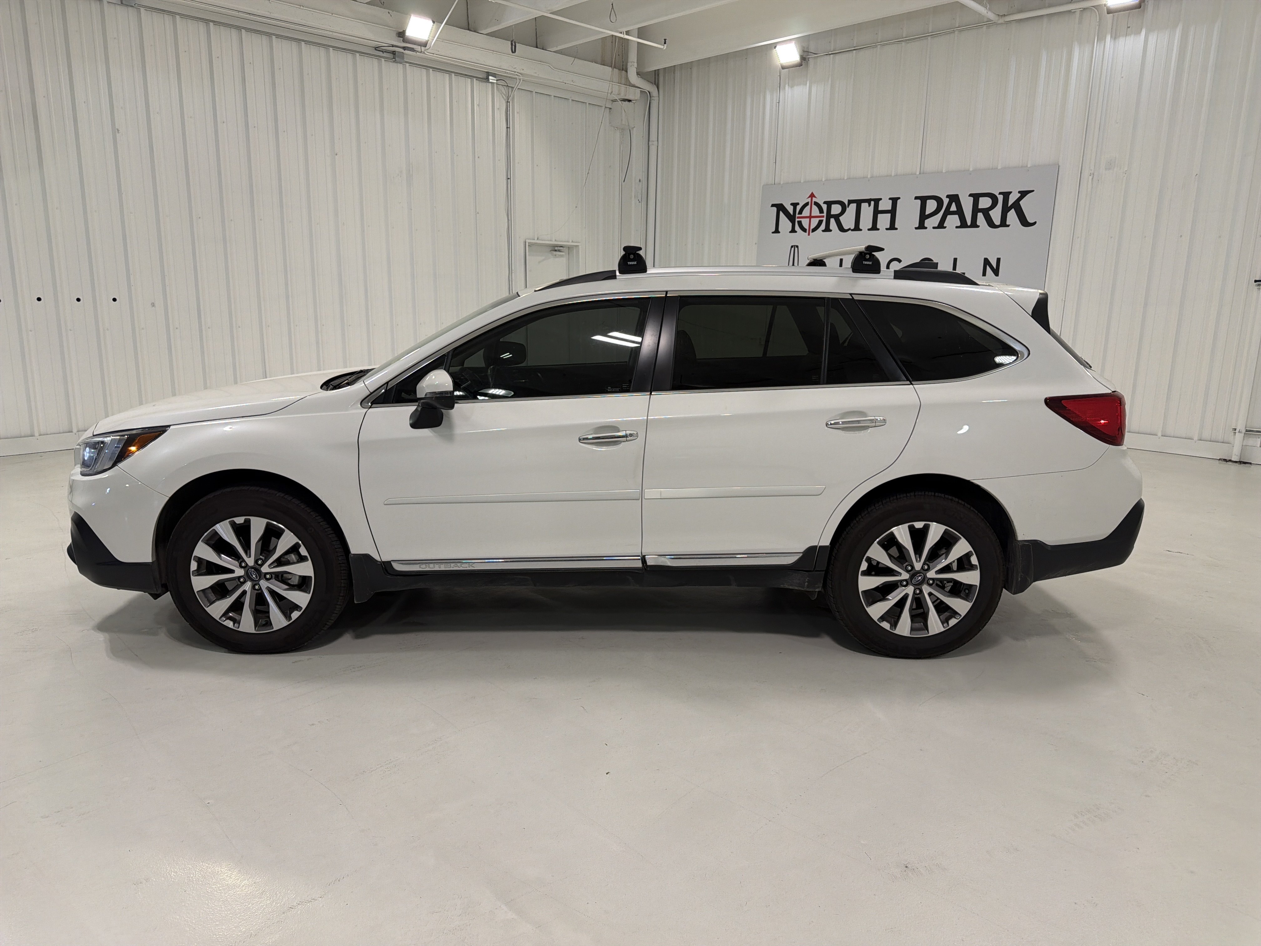 Used 2019 Subaru Outback 2.5i Touring AWD/4WD image 2