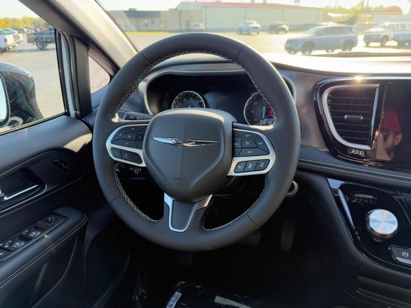 New 2026 Chrysler Pacifica Select image 8
