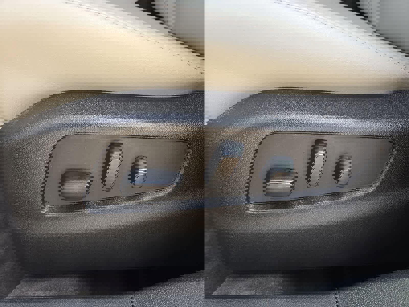 Used 2022 Cadillac XT4 Premium Luxury w/ Enhanced Visibility Package image 14