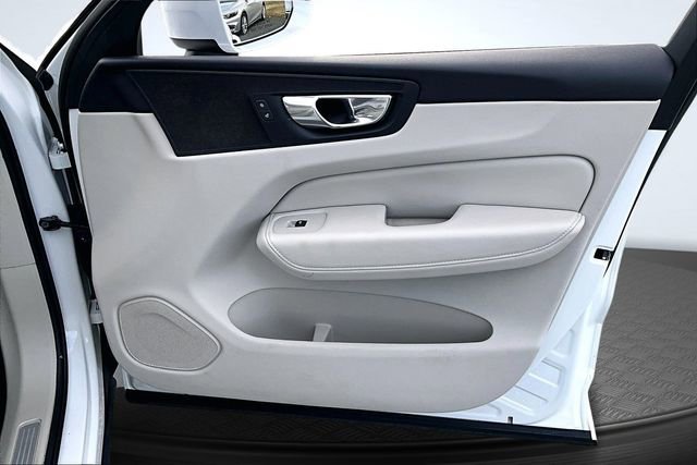 Used 2023 Volvo XC60 B5 Plus image 28