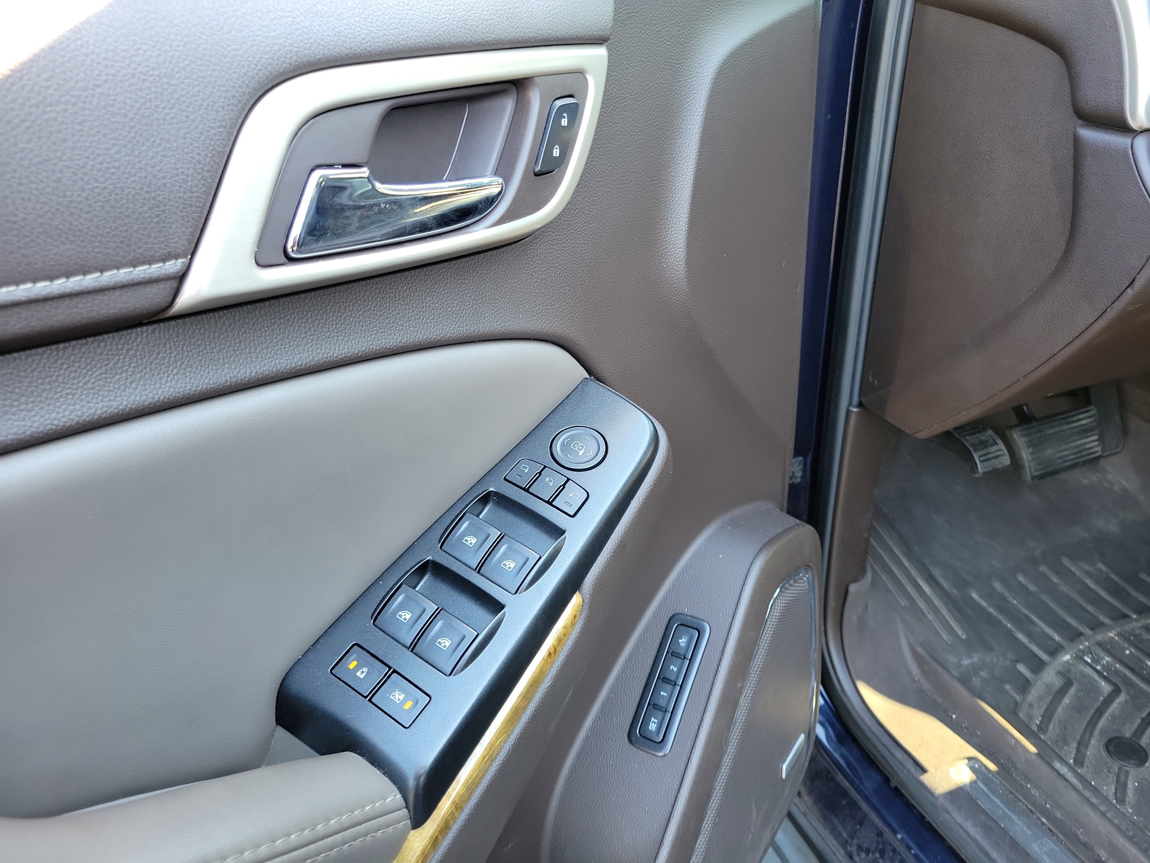 Used 2017 GMC Yukon XL Denali w/ Open Road Package image 18