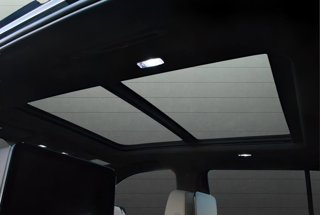 Used 2022 GMC Yukon SLT w/ SLT Premium Package image 16