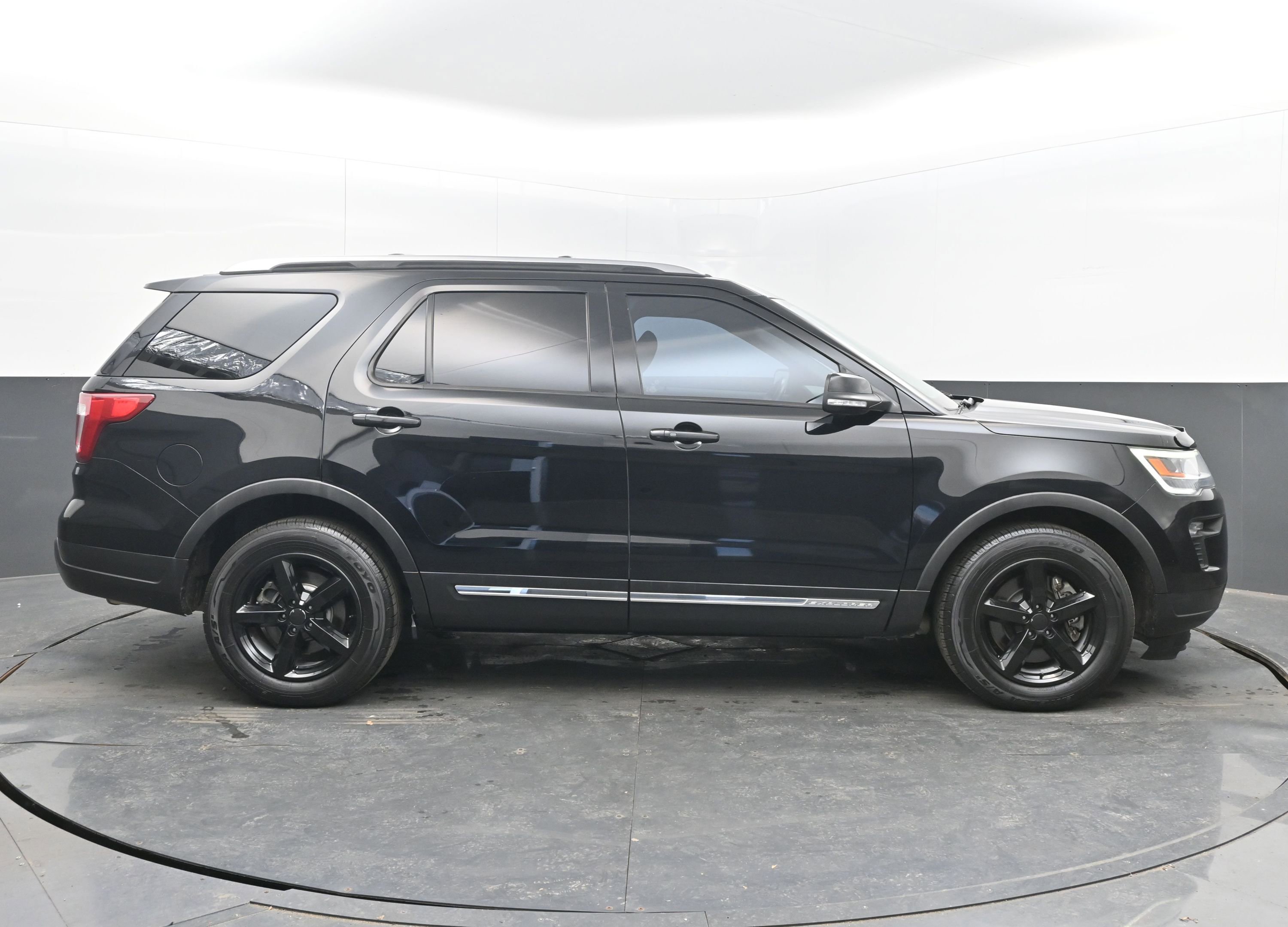 Used 2018 Ford Explorer XLT w/ Equipment Group 201A image 8