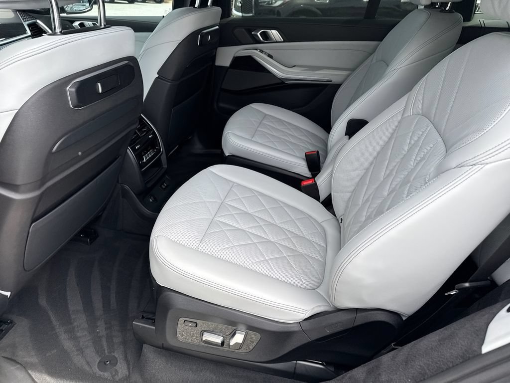 Used 2023 BMW X7 xDrive40i w/ M Sport Package AWD/4WD image 23