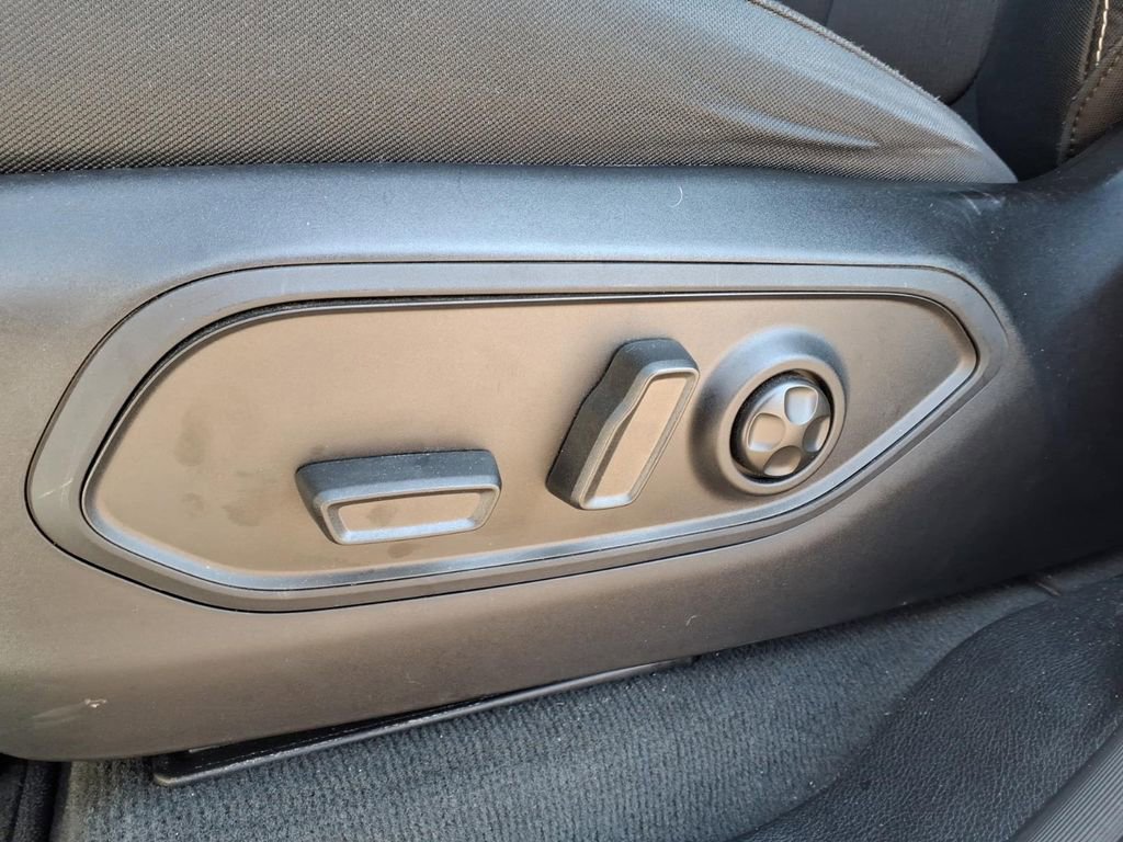 Used 2023 Jeep Grand Cherokee Laredo image 5