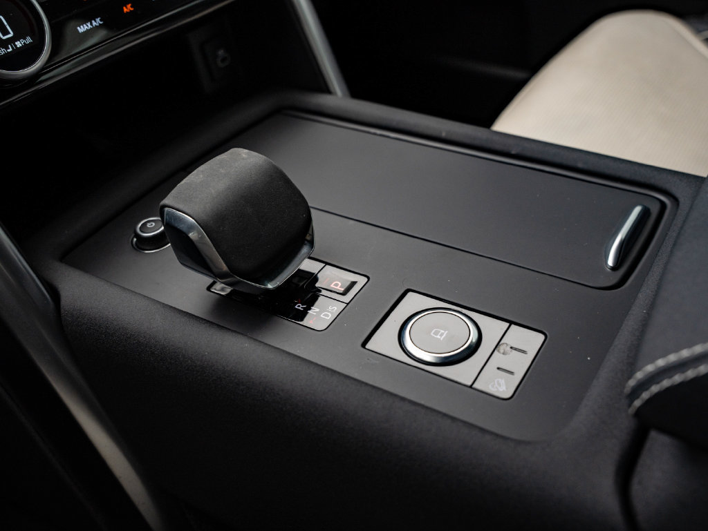 Used 2024 Land Rover Discovery Dynamic SE AWD/4WD image 39