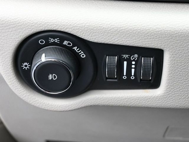 Used 2019 Chrysler Pacifica Touring-L image 38