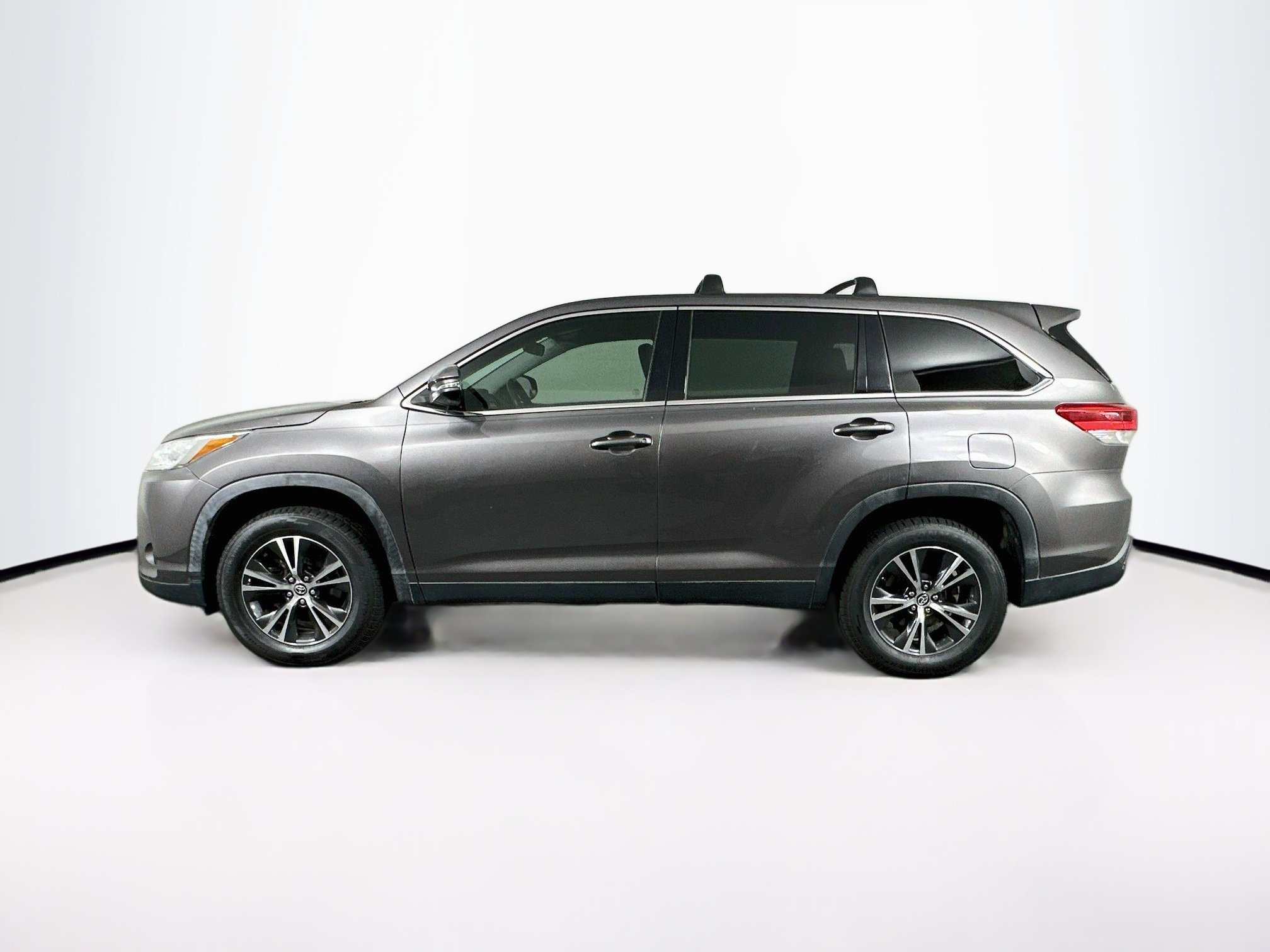 Used 2019 Toyota Highlander LE FWD image 4