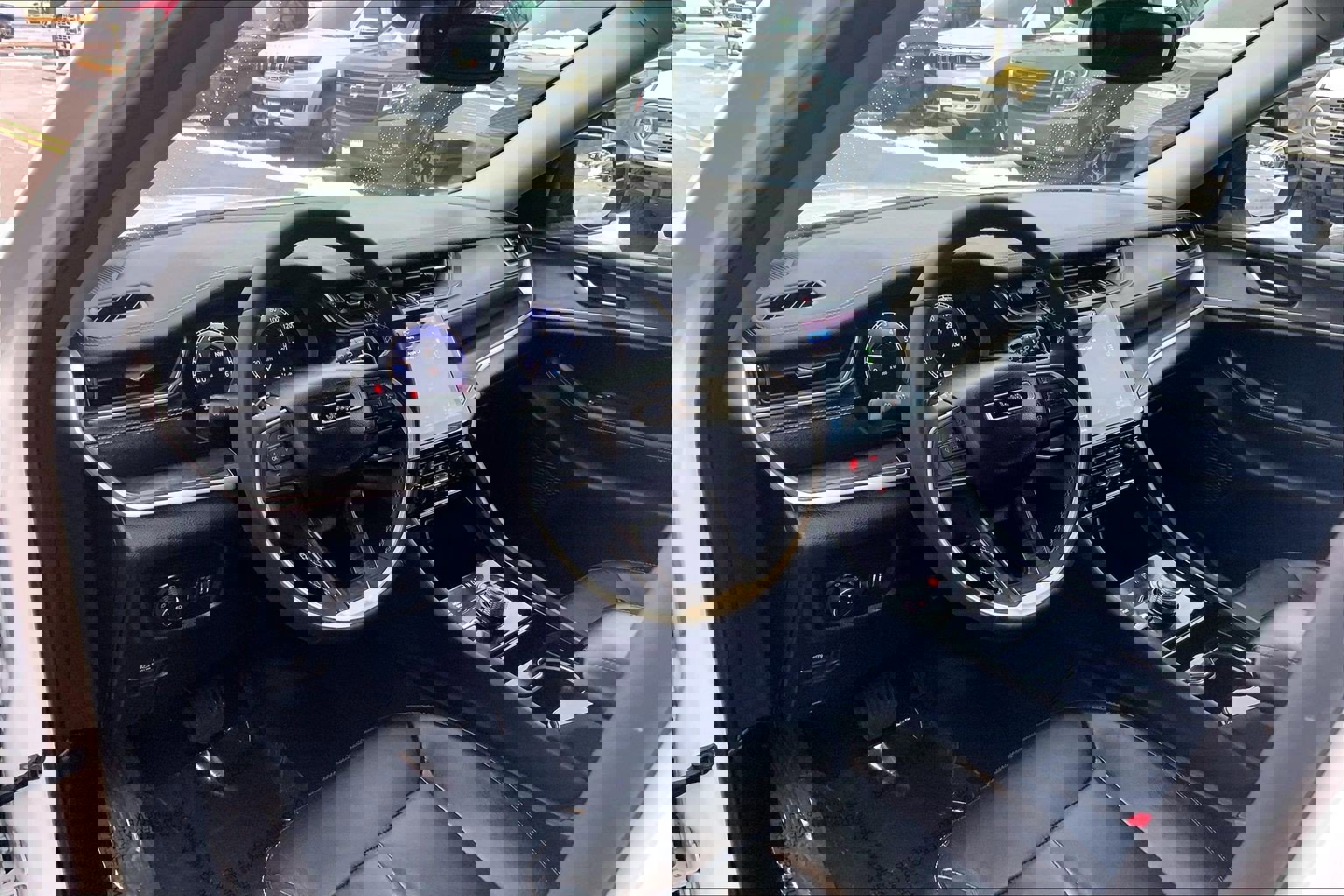 Used 2023 Jeep Grand Cherokee Limited w/ Black Appearance Package image 15