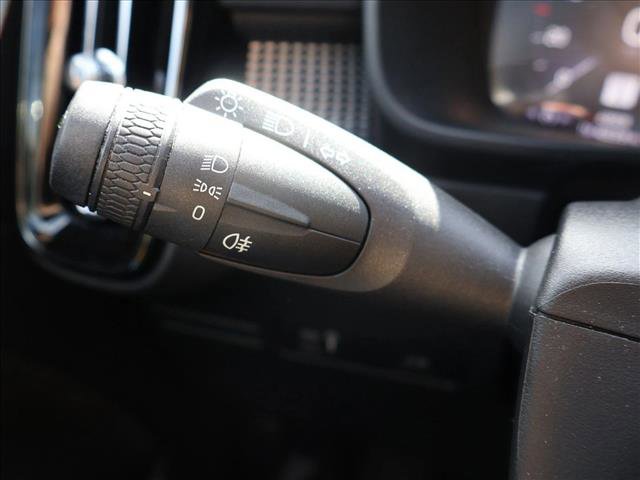 Used 2021 Volvo XC40 T4 R-Design w/ Climate Package FWD image 14