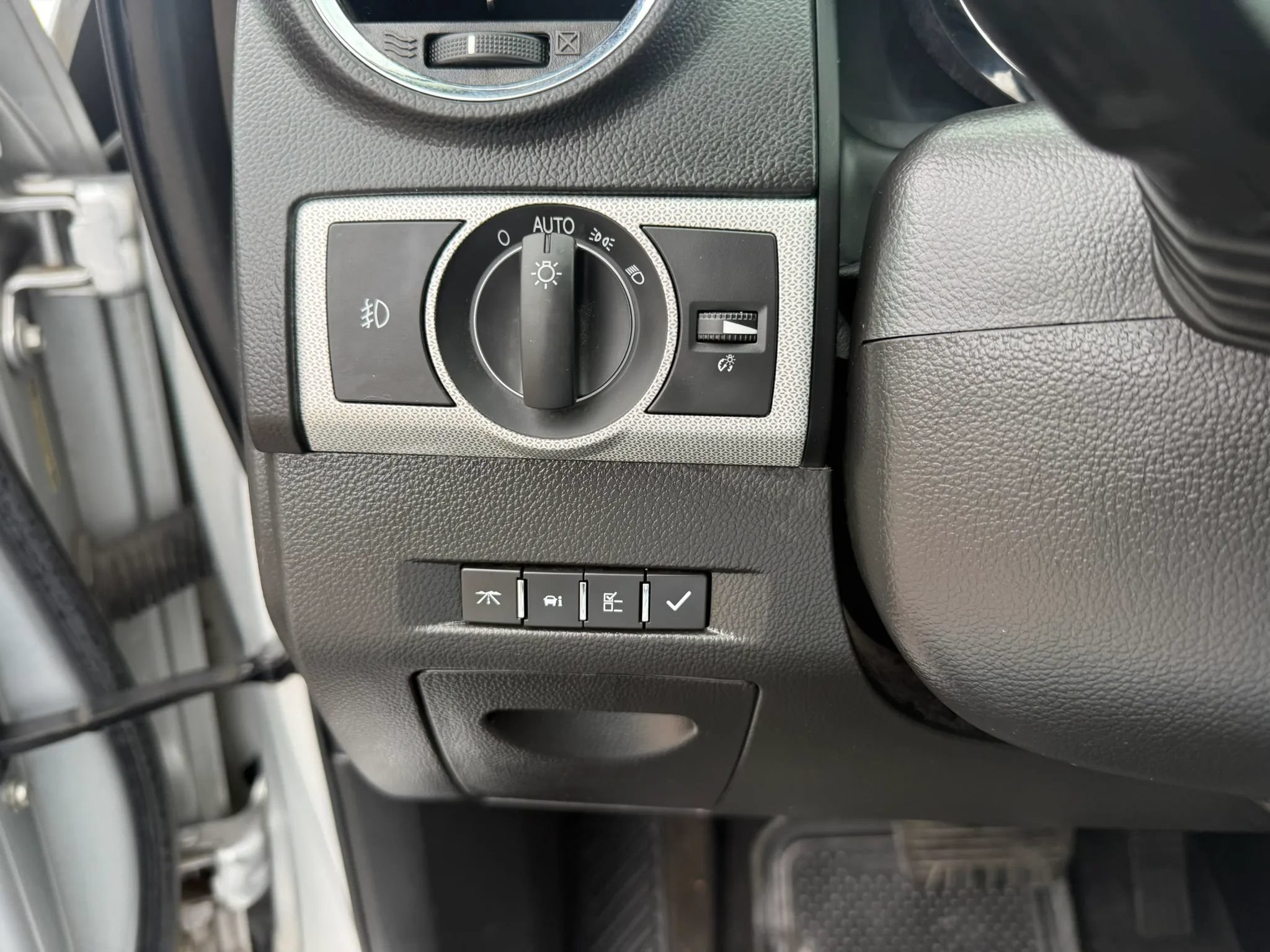 Used 2012 Chevrolet Captiva Sport LT FWD image 21