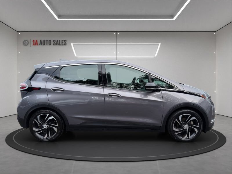 Used 2023 Chevrolet Bolt LT w/ 2LT w/ Infotainment Package FWD image 6