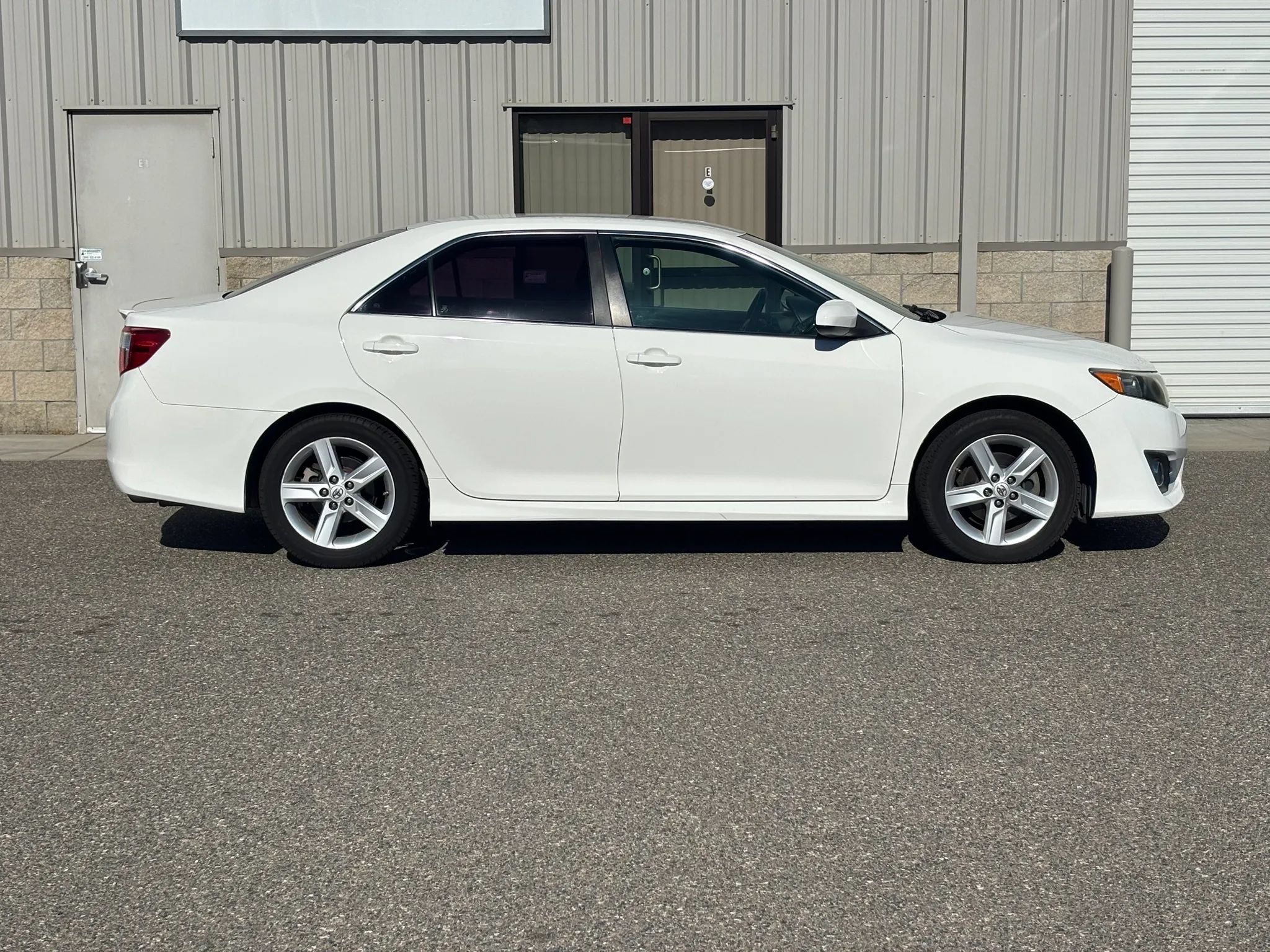 Used 2014 Toyota Camry SE FWD image 2