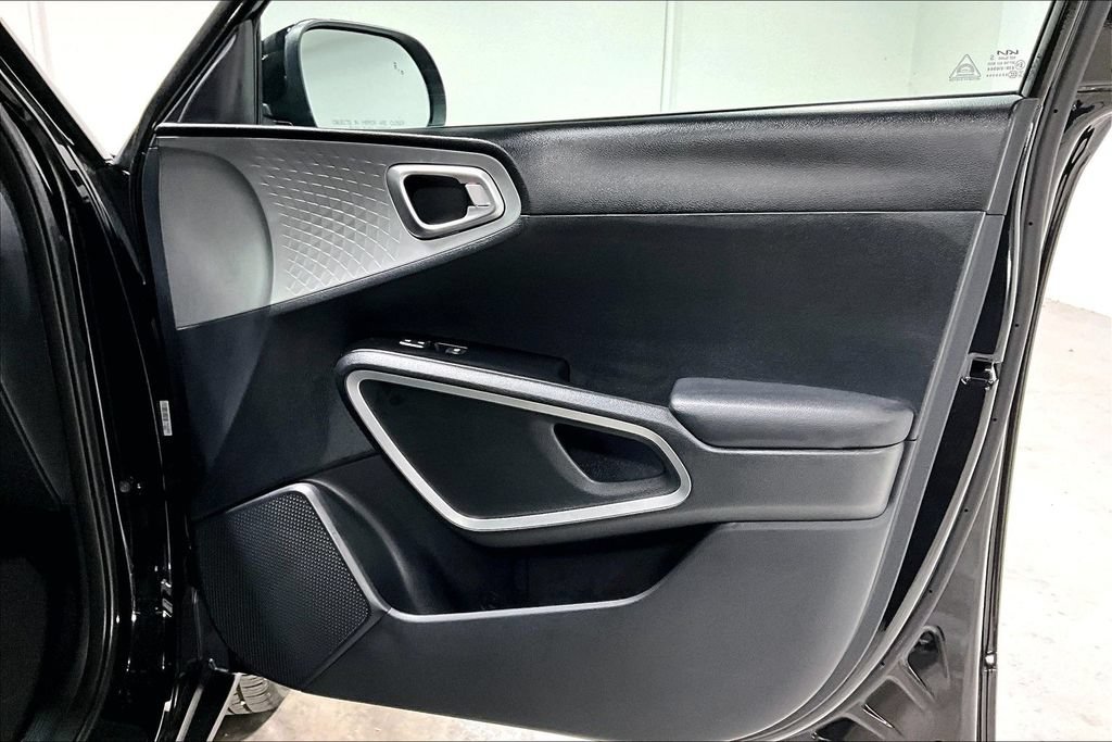 Used 2025 Kia Soul LX w/ LX Technology Package FWD image 22