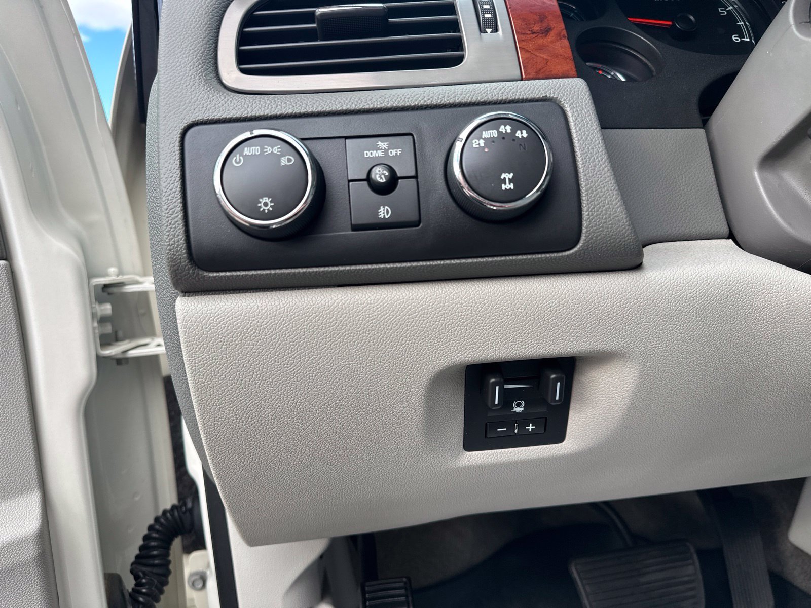 Used 2013 Chevrolet Avalanche LTZ AWD/4WD image 16