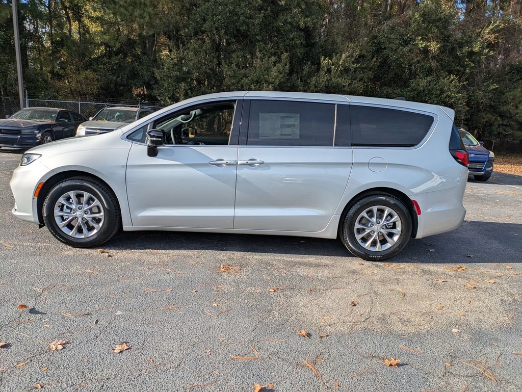 New 2026 Chrysler Pacifica Limited FWD image 6