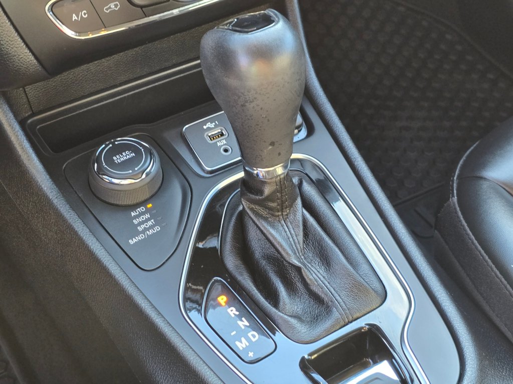 Used 2020 Jeep Cherokee Latitude Plus AWD/4WD image 12