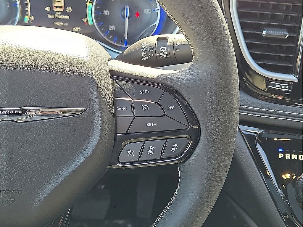 Used 2025 Chrysler Pacifica Limited image 21