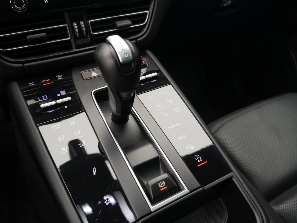 Certified 2023 Porsche Macan Turbo AWD/4WD image 43