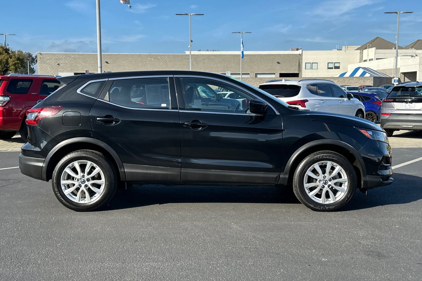 Used 2022 Nissan Rogue Sport S image 2