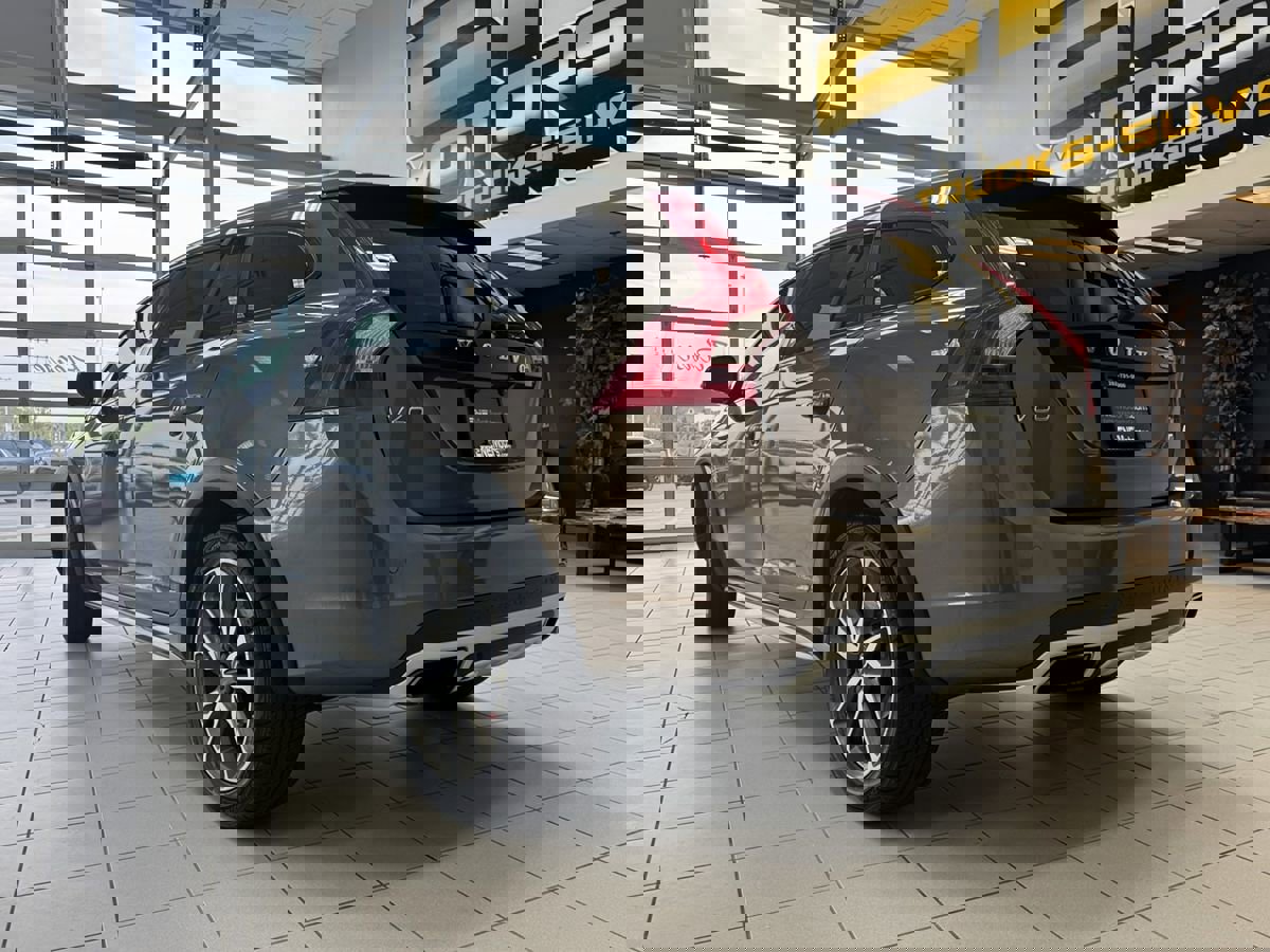 Used 2018 Volvo V60 T5 Cross Country w/ Convenience Package image 4