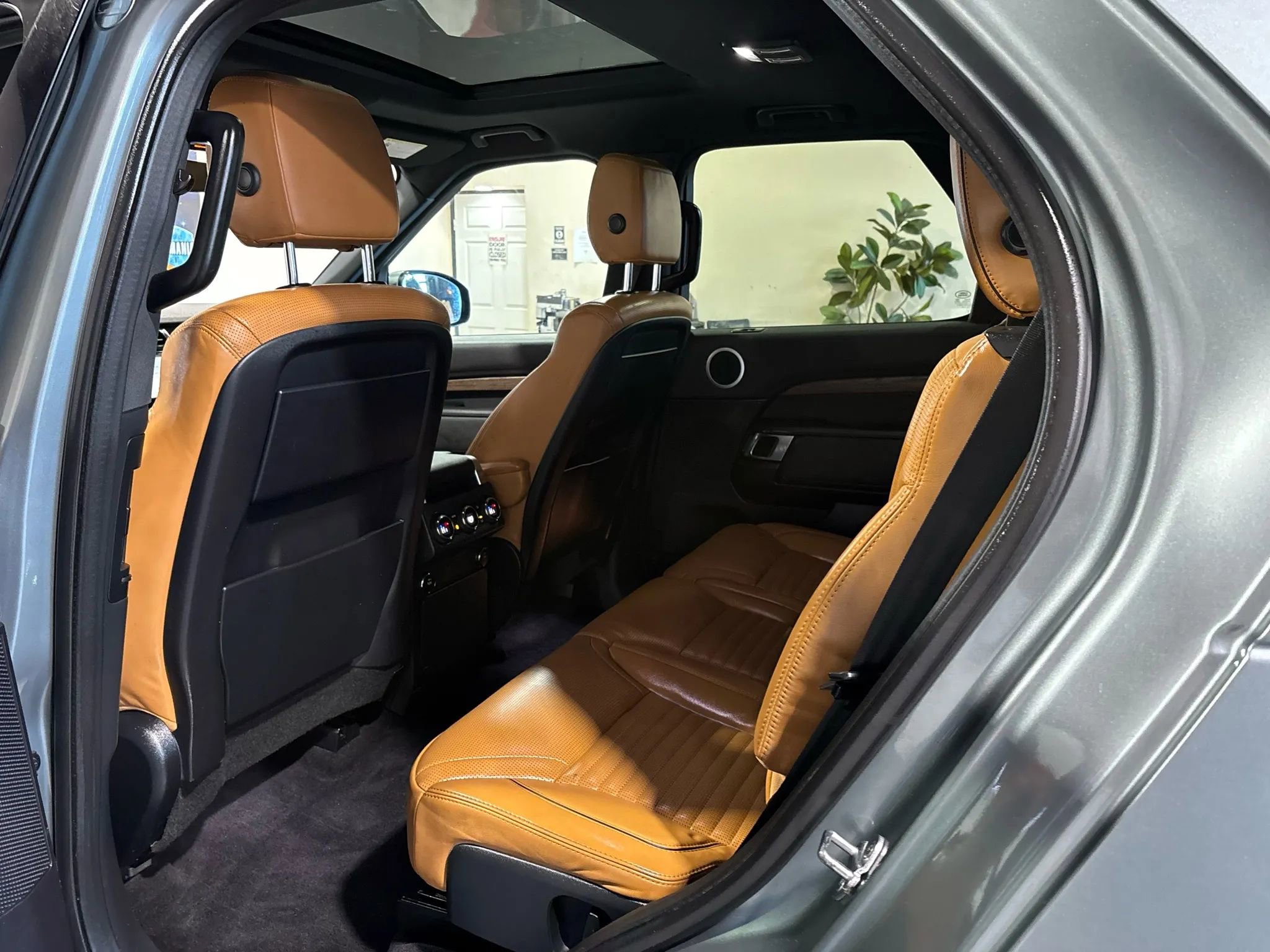 Used 2017 Land Rover Discovery HSE AWD/4WD image 16