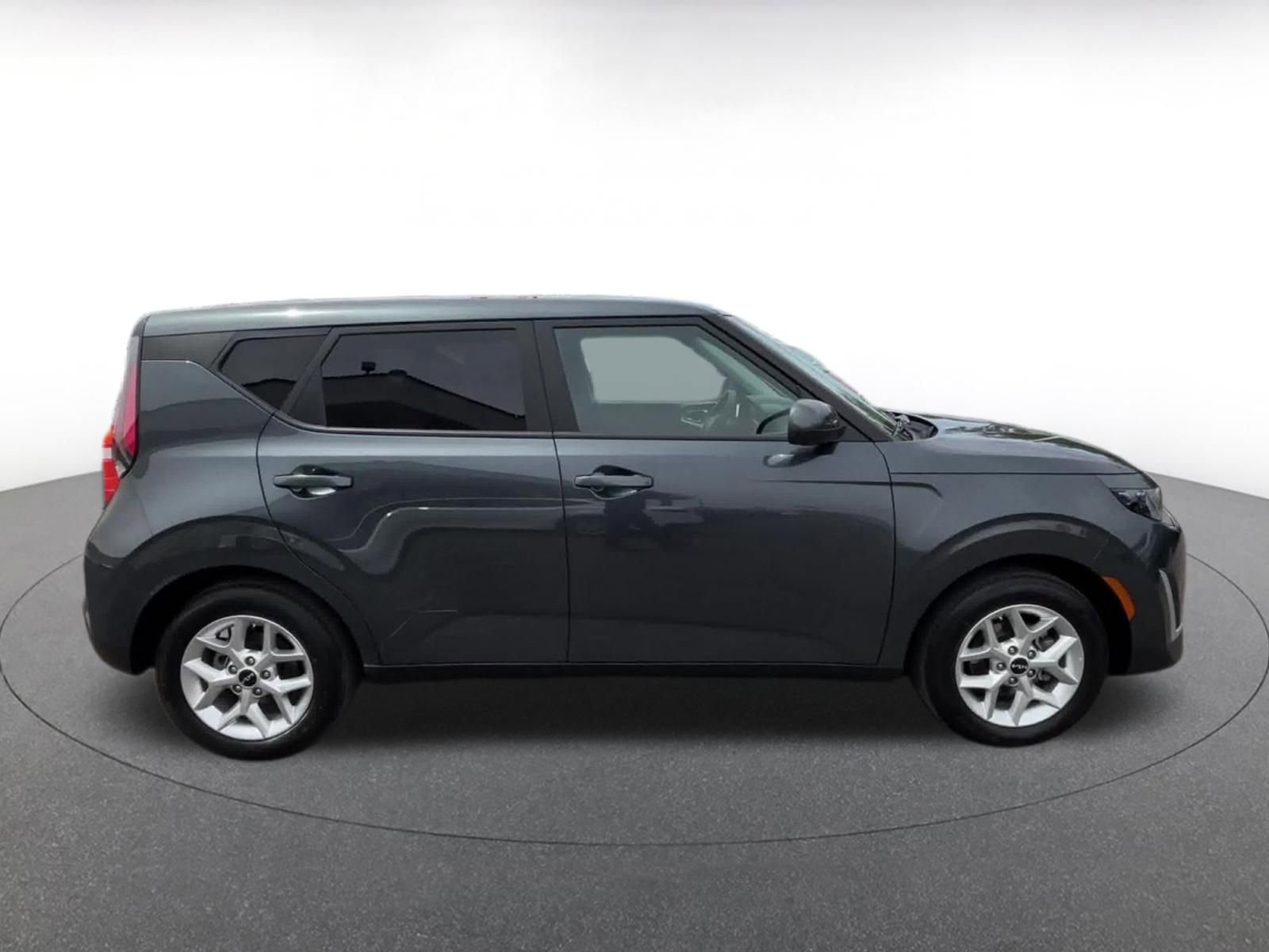 Used 2025 Kia Soul LX w/ LX Technology Package FWD image 16